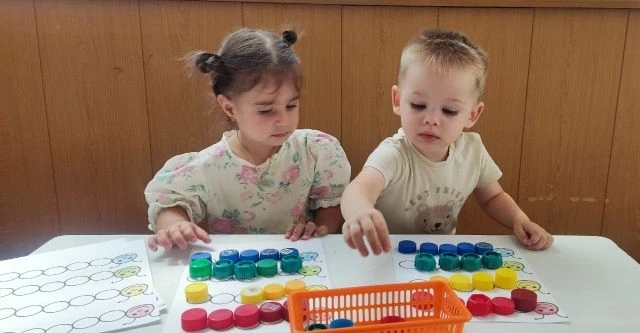 Сегодня ребята группы "Курносики", играли в интересную игру" Волшебные крышечки ".