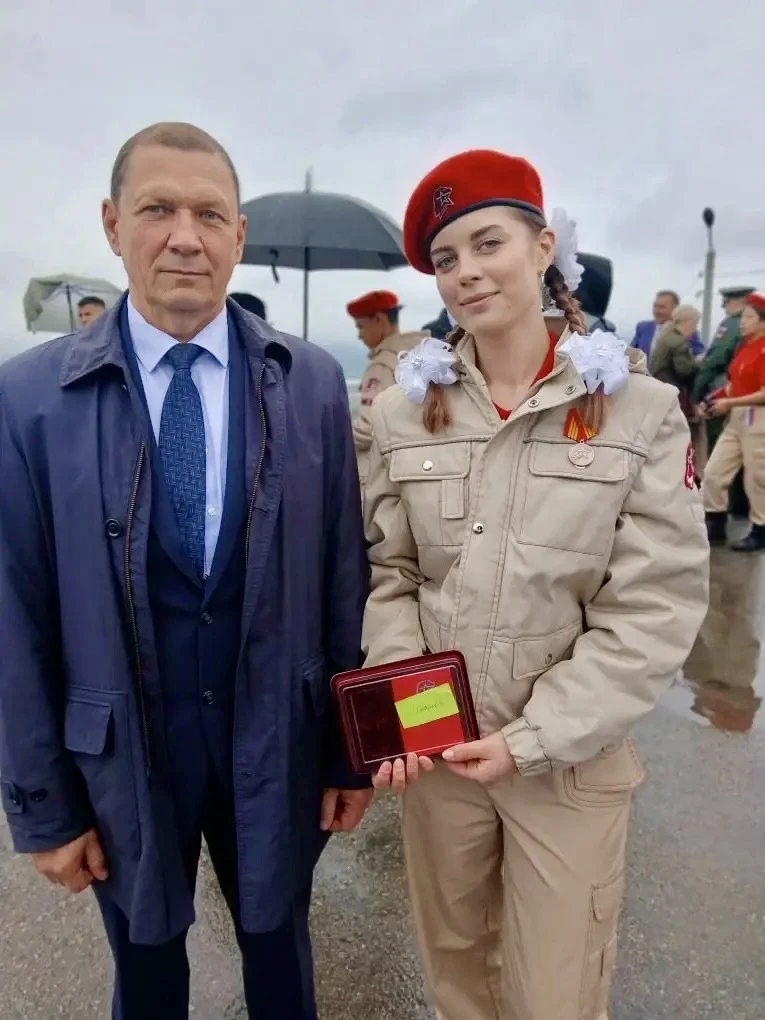 👏Поздравляем Иванову Кристину, выпускницу 11 «А», с наградой «Юнармейская доблесть» III степени!

Т