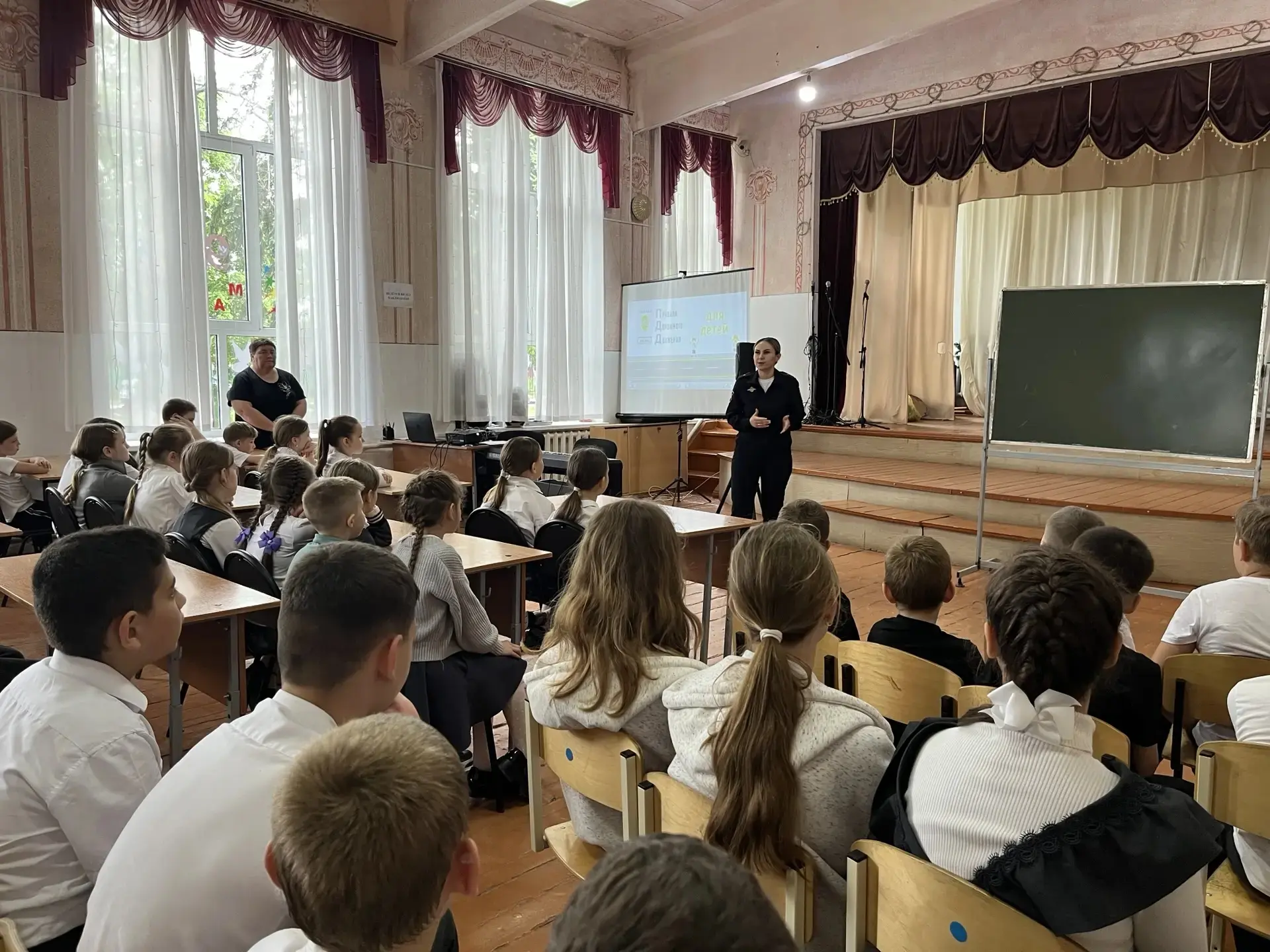 В школе прошла важная встреча для учащихся 3–4 классов: инспектор по пропаганде безопас...