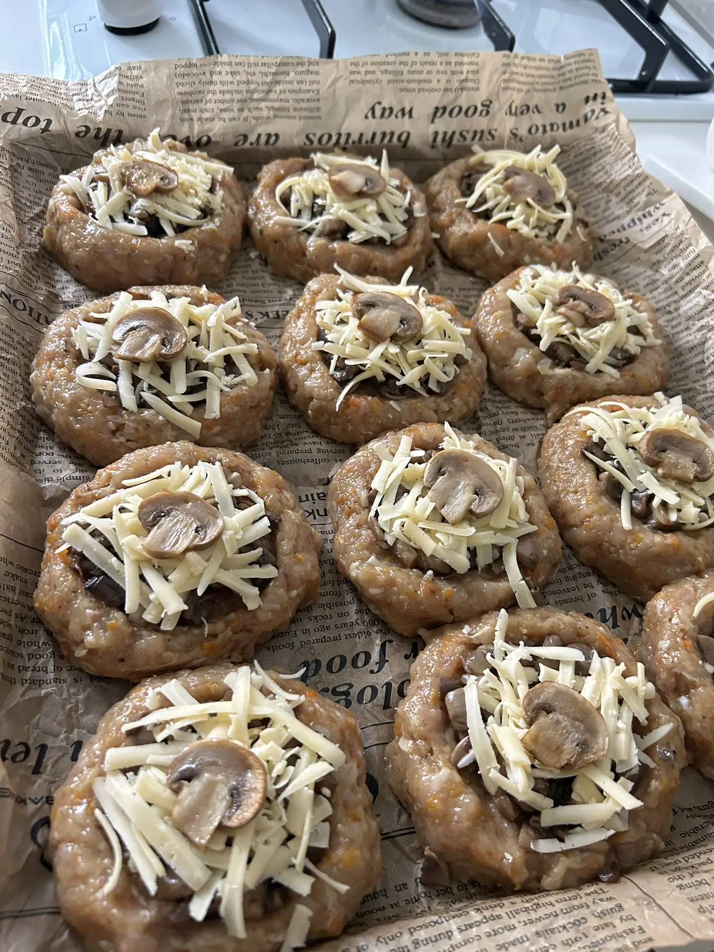 В духовку отправила гнезда из куриного фарша и жареными грибами. Часть потом в заморозк...