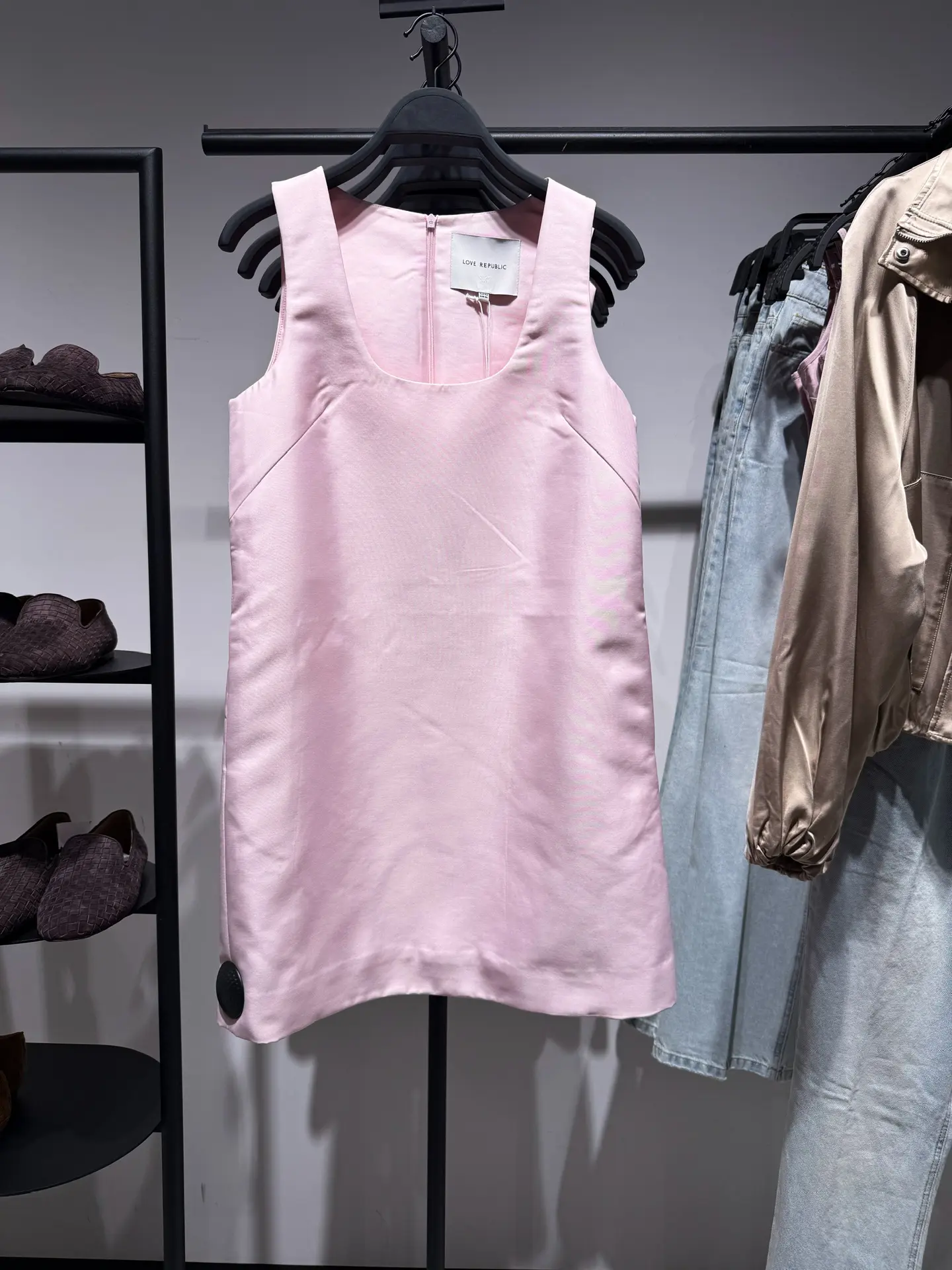 И ещё в Love Republic действует акция -25% на платья. Мне приглянулись это два варианта...
