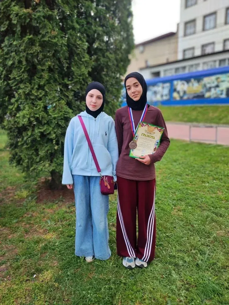 Ученица 5 класса Деветова Карима заняла 3 место по толканию ядра весом 3500.
