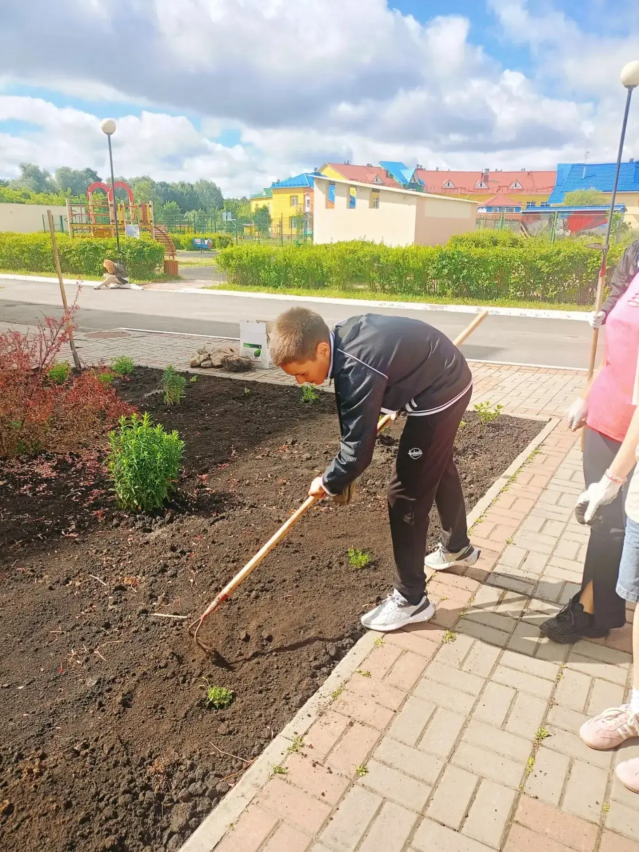 В первый месяц лета ребята 6,7,8 классов активно трудились в школьном экологическом отр...