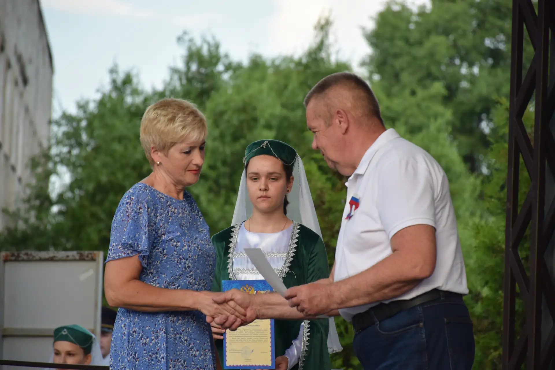 11 июня на центральной площади поселка прошло праздничное мероприятие посвящённое Дню России и 321 г