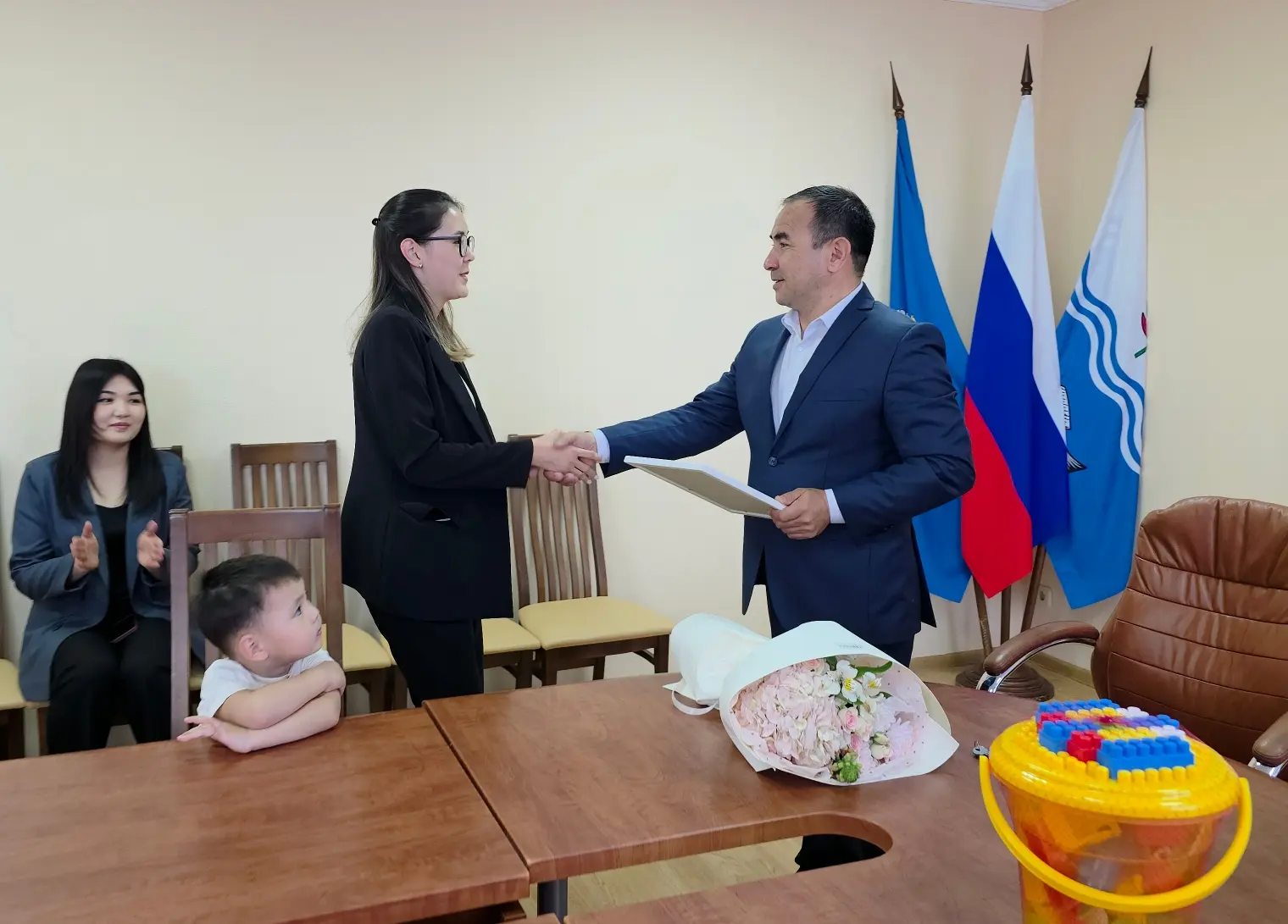 Еще одна семья Володарского района в ближайшее время обретёт собственный дом 🏡  Сегодня в торжествен