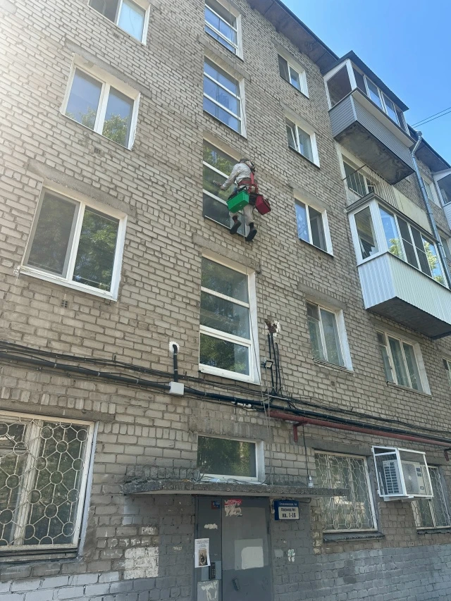 ✅ Помыть нераспашные окна на высоте - нетривиальная задача. Решить ее можно, например, ...