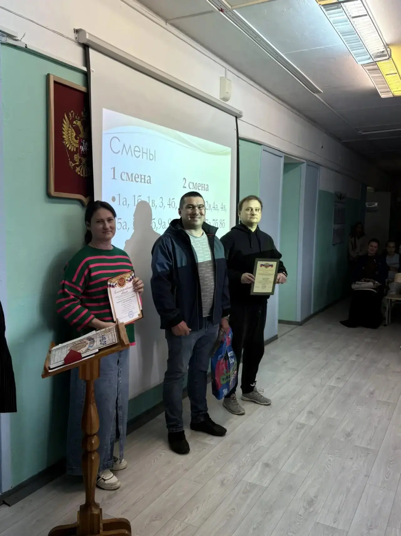 🎉 Тёплые слова и заслуженные награды: итоги общешкольного собрания! 🎉