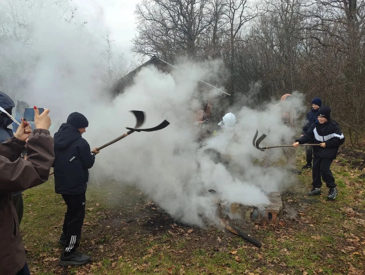 🌳 В урочище Большое Толстое Губкинского округа прошёл обучающий экологический практикум для школьник