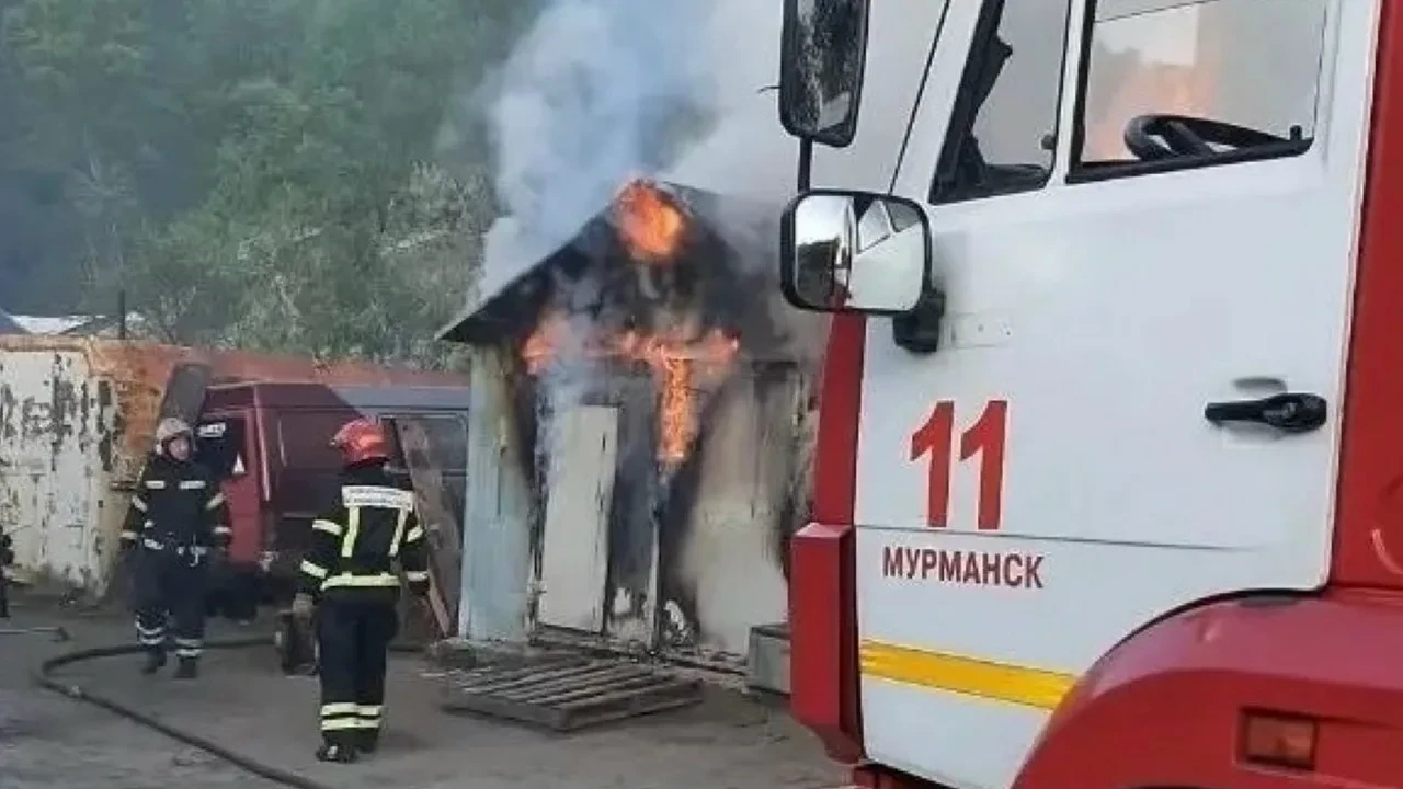 Человек погиб при пожаре в гараже на улице Свердлова в Мурманске.