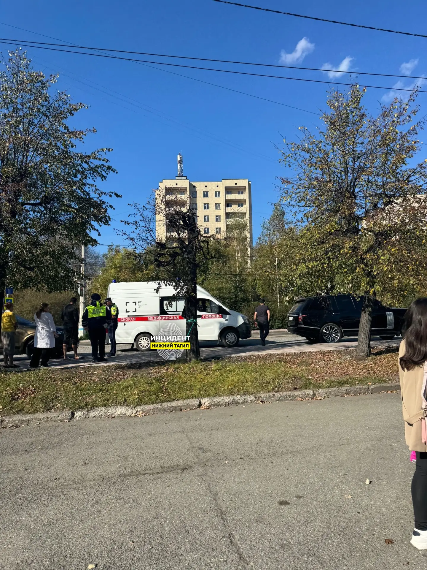 🚨 Девушка попала под колеса машины в центре Нижнего Тагила: кадры с места происшествия.