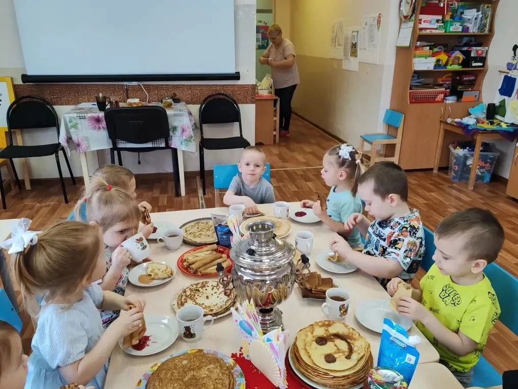 Самая любимая традиция на Масленицу - это угощаться блинами 🥞. Мамочки и бабушки воспи...