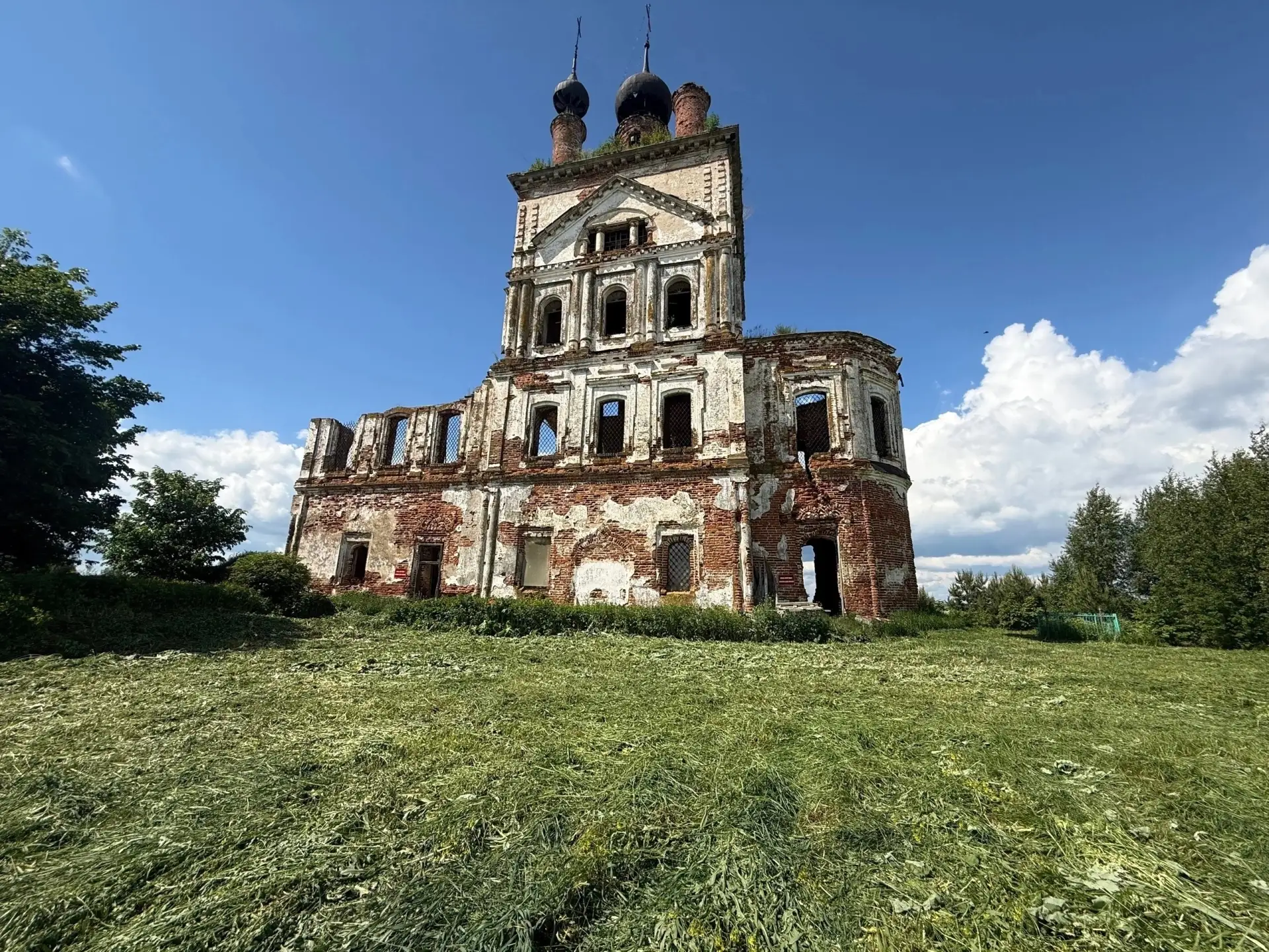 Село Весь Суздальского района становится ещё чище и уютнее.