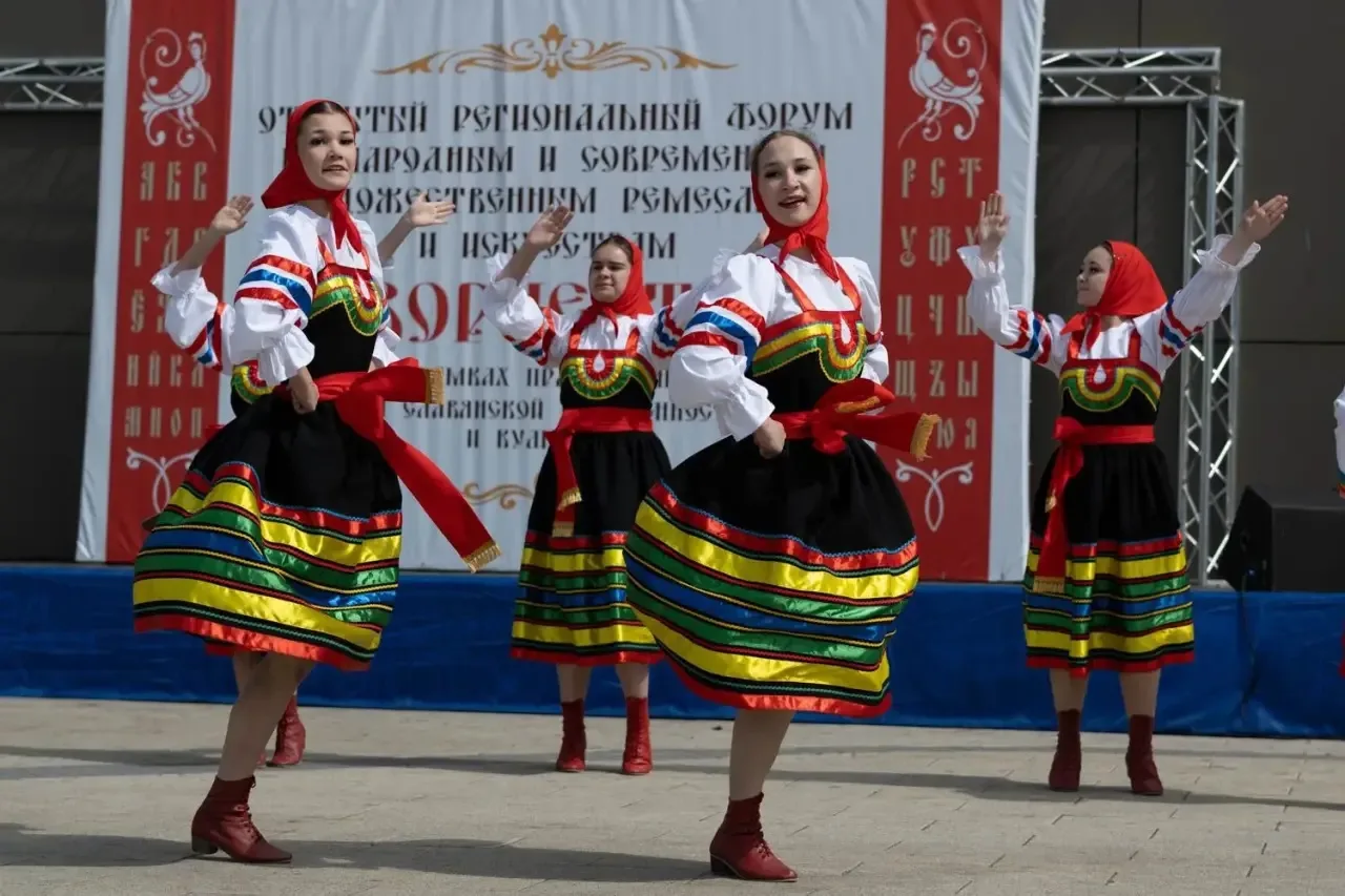 24 мая, в День славянской письменности и культуры, возле кинотеатра «Искра» начал работу Открытый ре