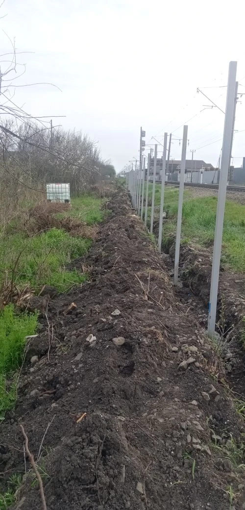 На строящемся в районе дач переходе давно ничего не происходит, зато удлиняется сетчаты...