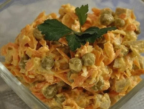 🍀Салат "Купеческий"

♨️Ингредиенты:
200 г отварной нежирной свинины;
2 крупные морковки;
1 луковица