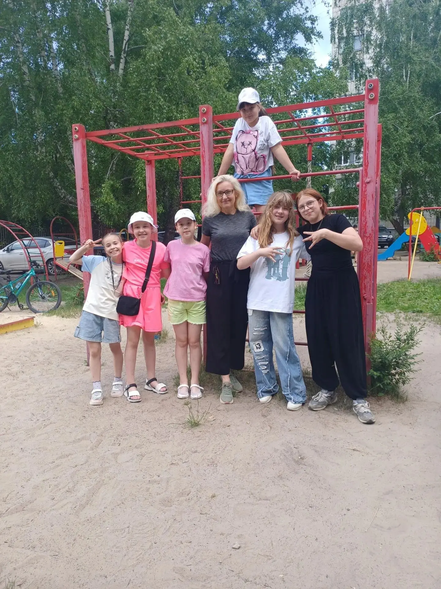 Каждое лето во дворах Ульяновска — праздник! ☀️🎉
С 1 июня в городе стартовал проект «Лето во дворах