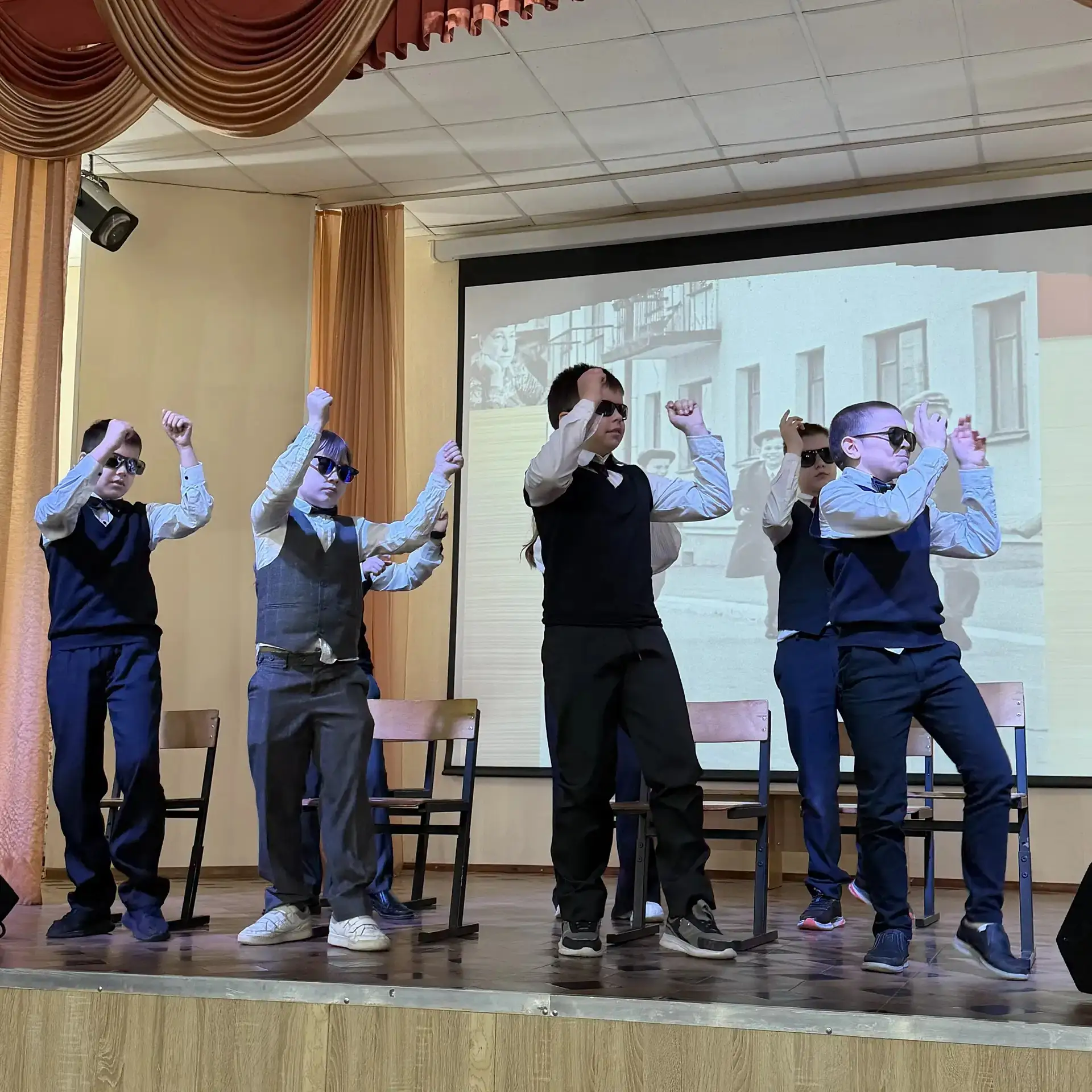 Сегодня школьный театр «Мозаика» представил спектакль по мотивам стихов Агнии Барто. Яркие образы, в