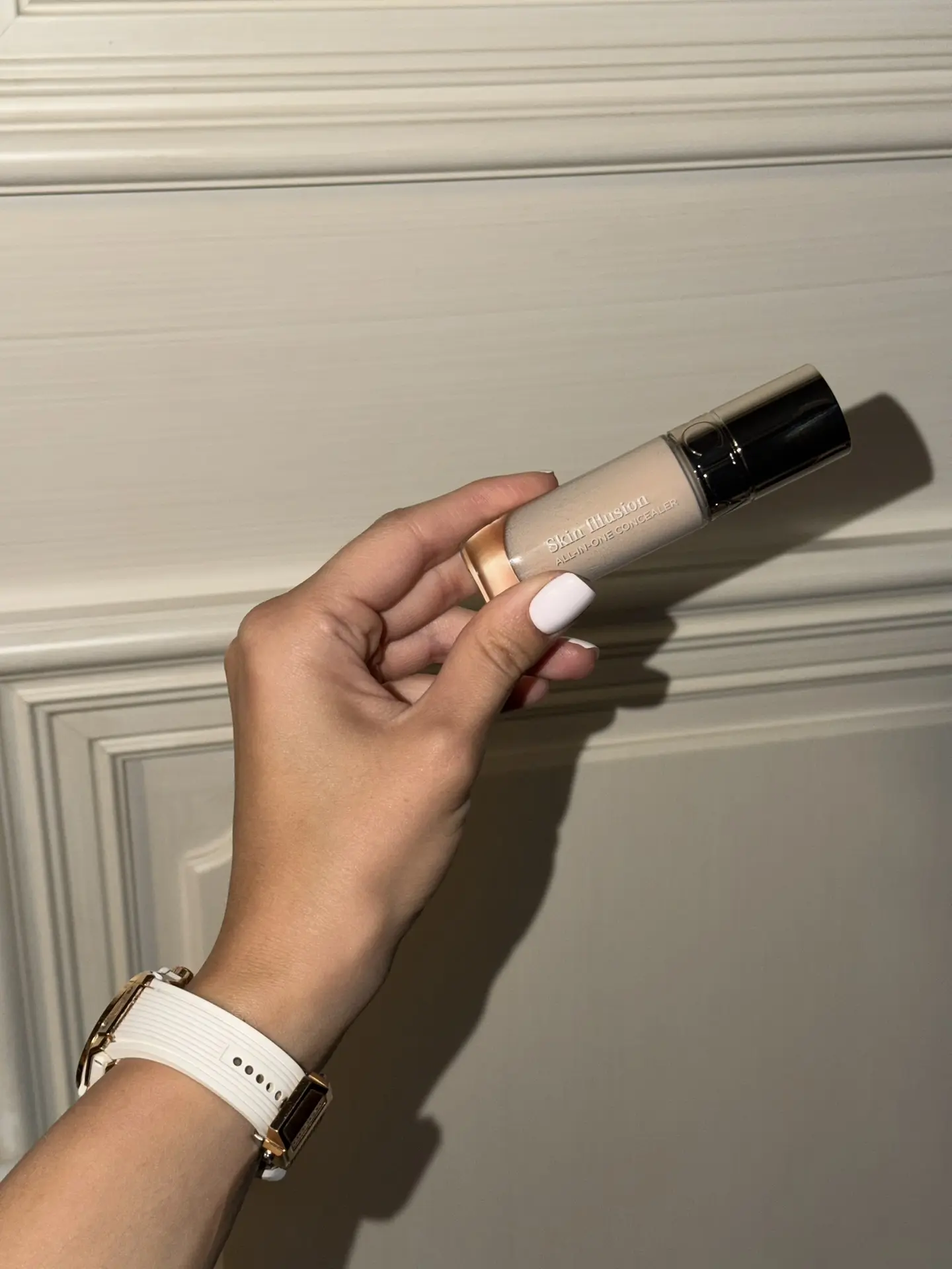 Готова петь оды новому консилеру от Clarins. Он как-то магически оседает на коже и выра...