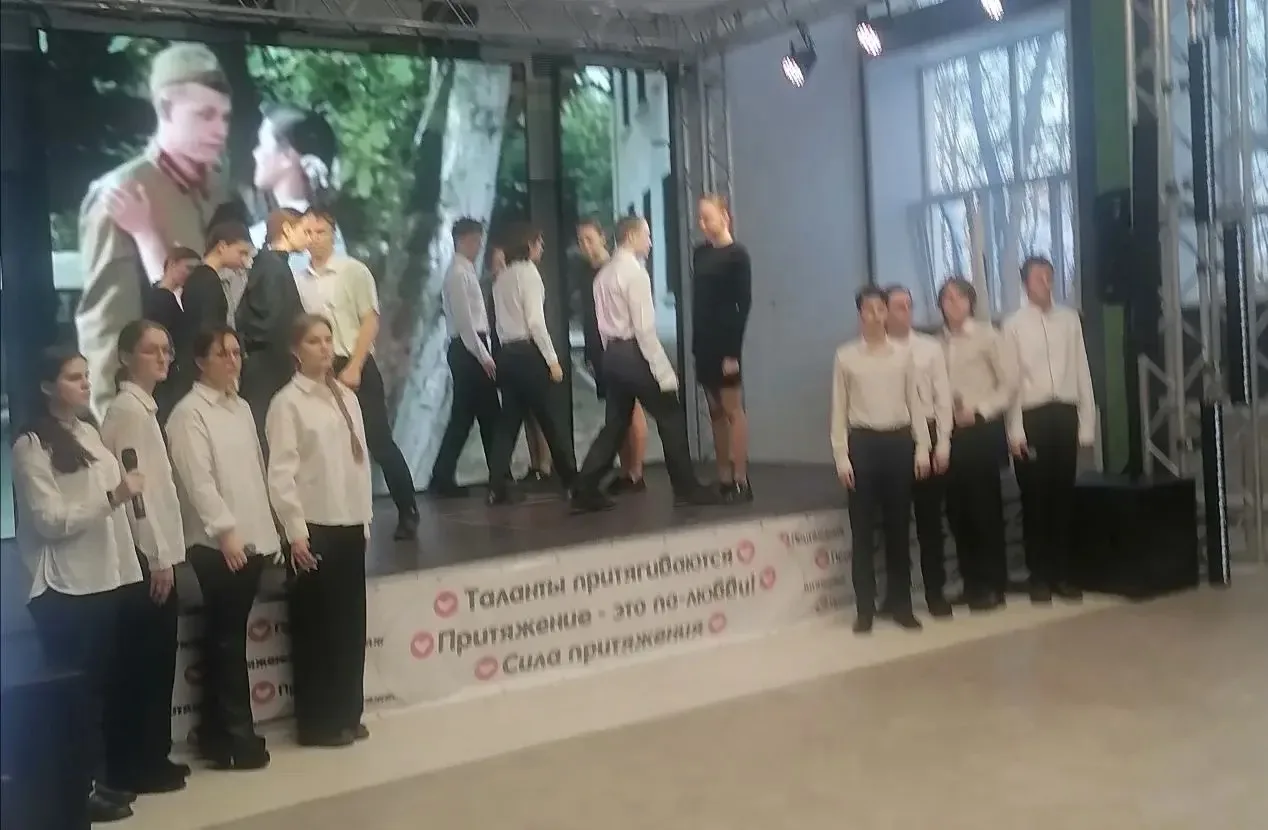 Сегодня ученики гимназии приняли участие в конкурсе патриотической песни «Отчизны верные сыны» в цен