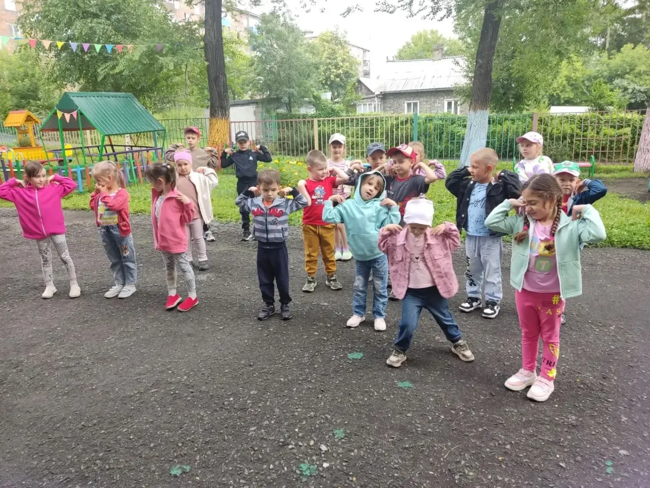 ☀️ Здоровье  начинается с утра. Веселая утренняя гимнастика на свежем воздухе  является...