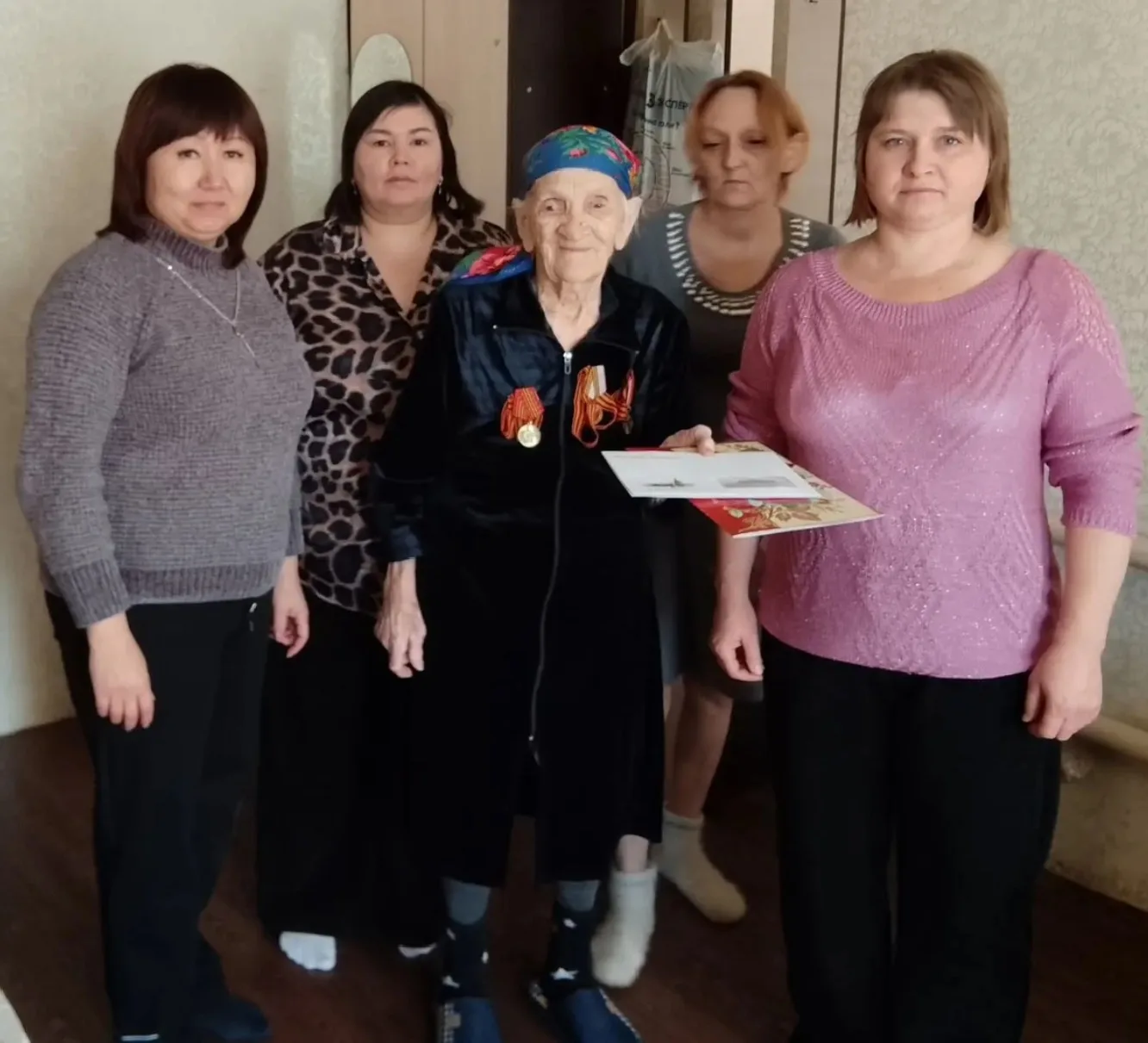 Члены Женсовета Чёрноотрожского сельсовета поздравили с 98-летием детя войны  🎉