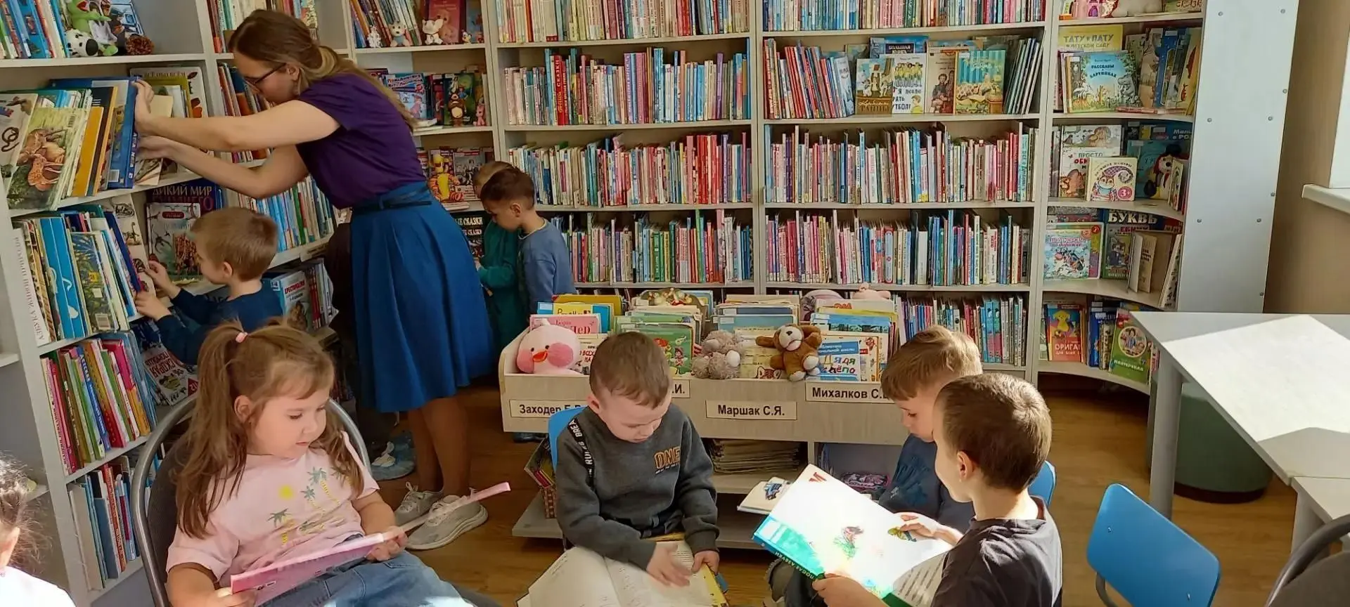 Путешествие в мир книг: воспитанники средних групп посетили городскую библиотеку