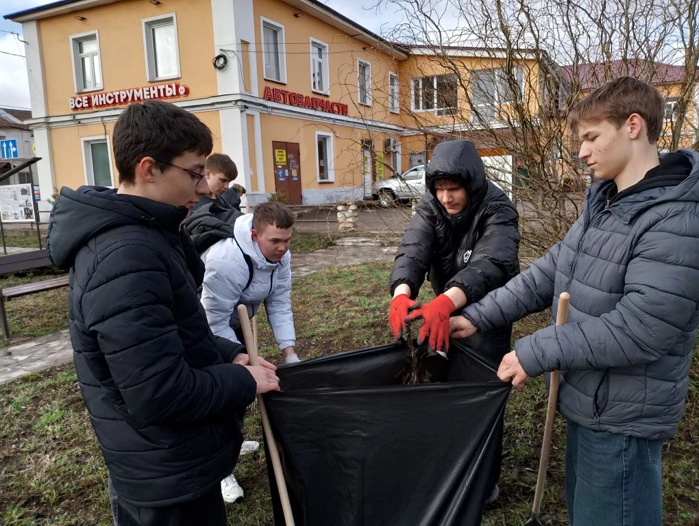 🕊️ Честь и память: как 10-классники наводили порядок в Сквере памяти воинам-интернационалистам  Пока