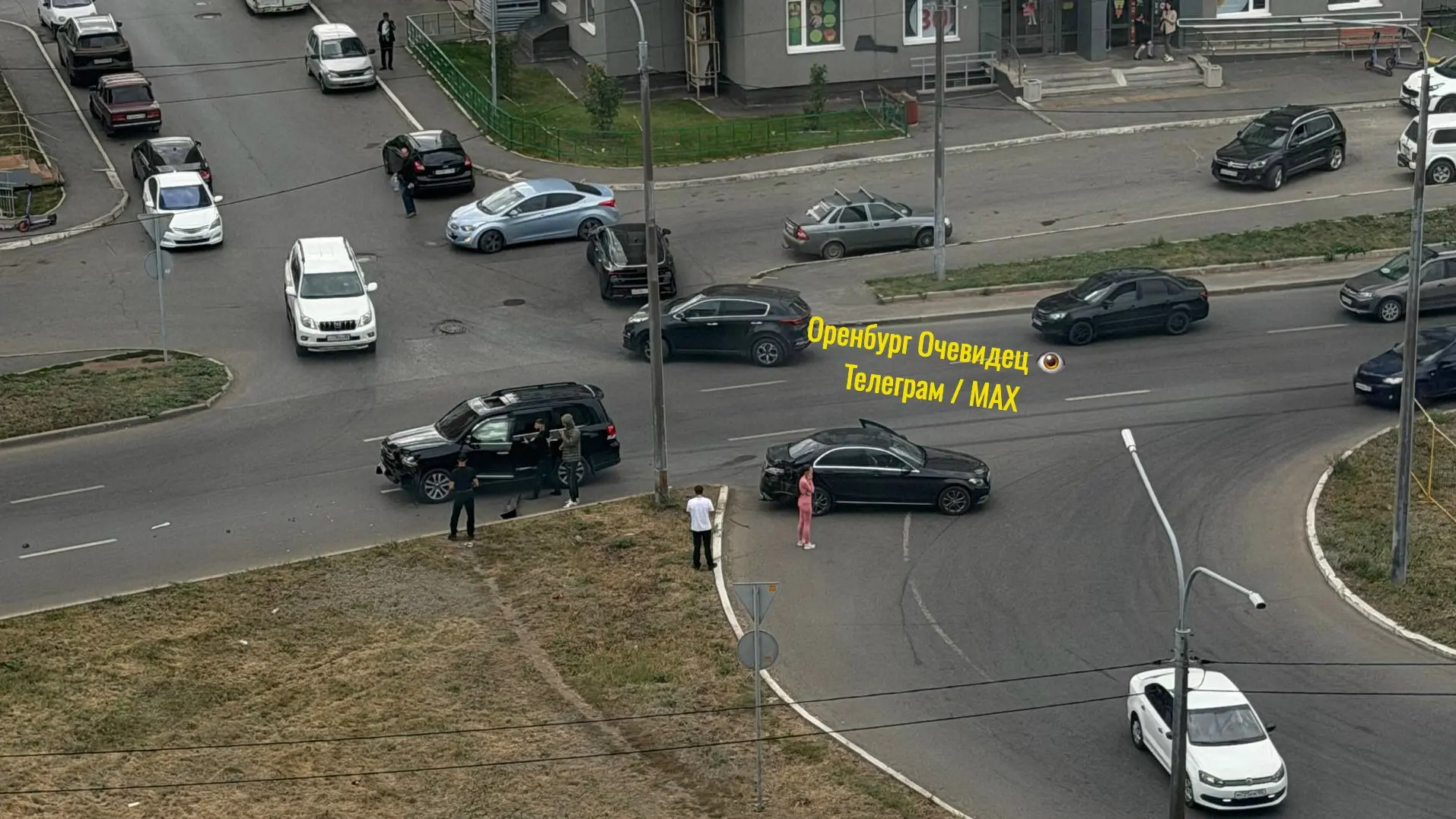 Рядовой слесарь на Land Crouser и оператор машинного доения на Mercedes не поделили дор...