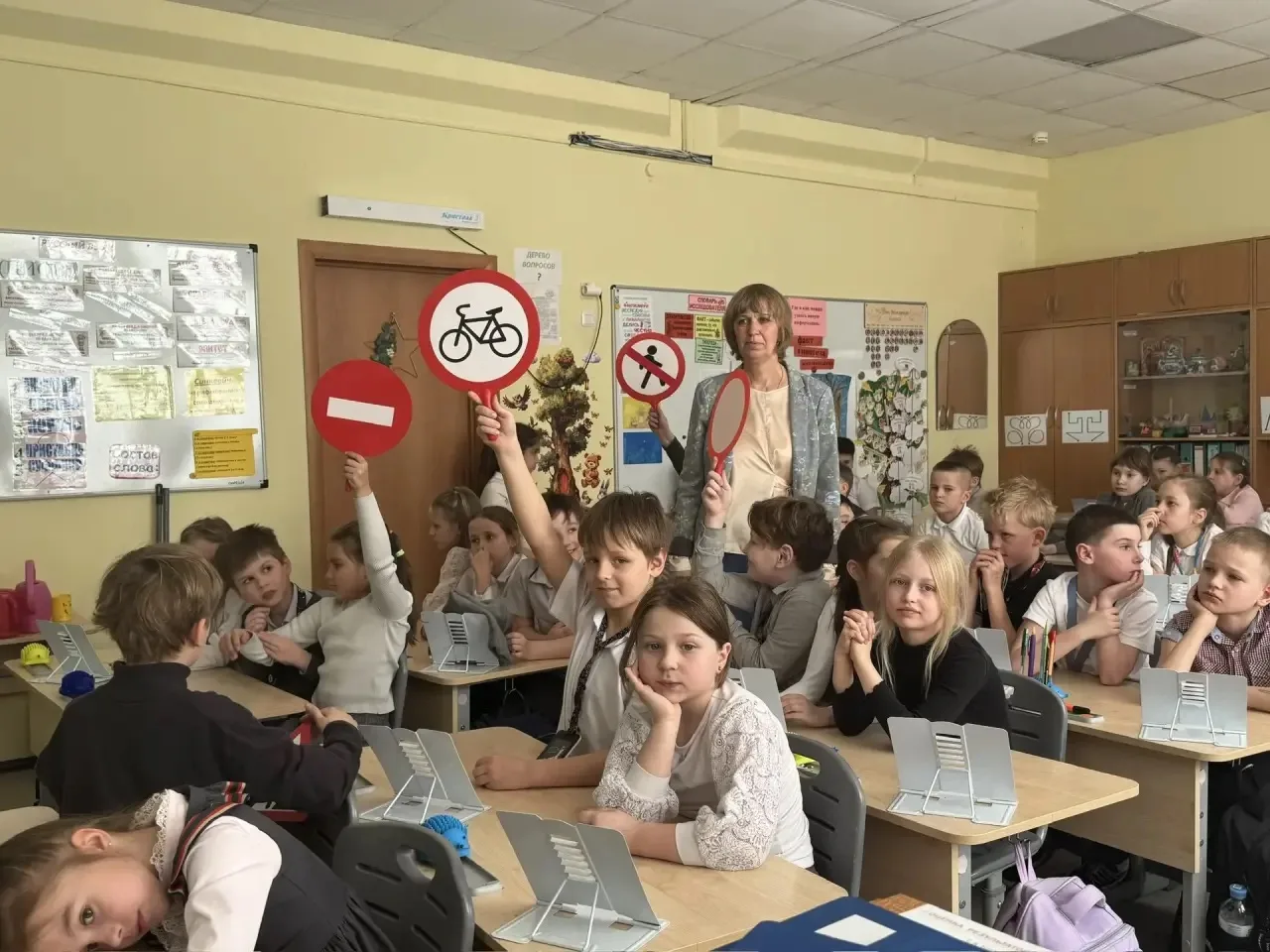Каникулы начинаются с заботы о безопасности 🚦  📝 На этой неделе в классах прошли важные разговоры пе