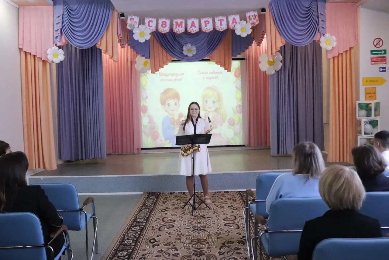 Улыбки, цветы и звуки весны 🎉🌸 В нашей школе прошел потрясающий весенний концерт, посвященный самому