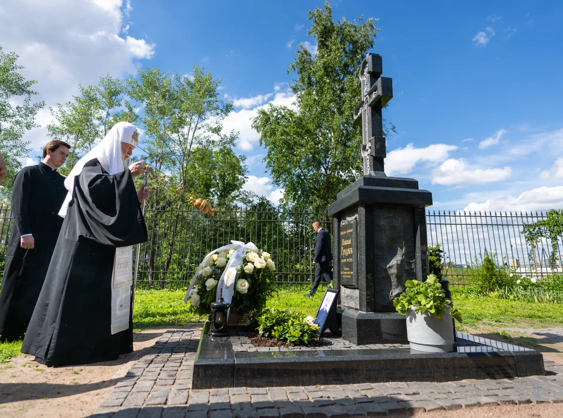 Ректор Академии сопровождал Святейшего Патриарха во время визита на Никольское кладбище Александро-Н