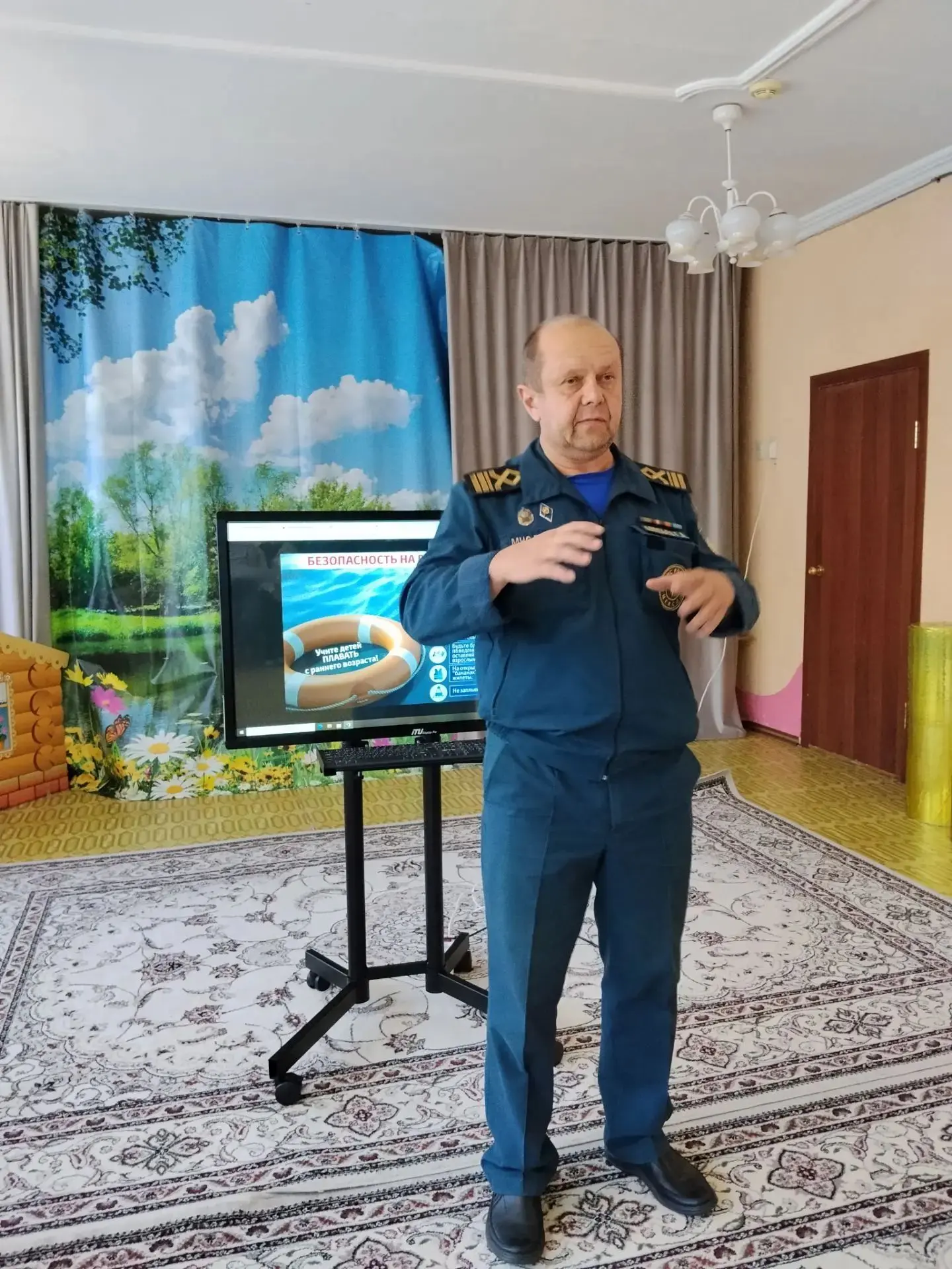 Безопасность на воде 🚒🚨

Сегодня в нашем саду было очень интересно! В гости к ребятам заглянул сот