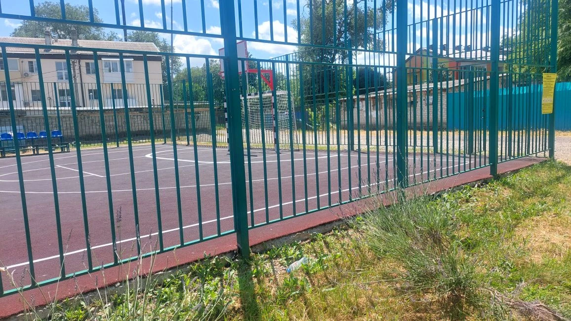 На спортивной площадке в центральном парке села Кочубеевского обновляется разметка игровой площадки.