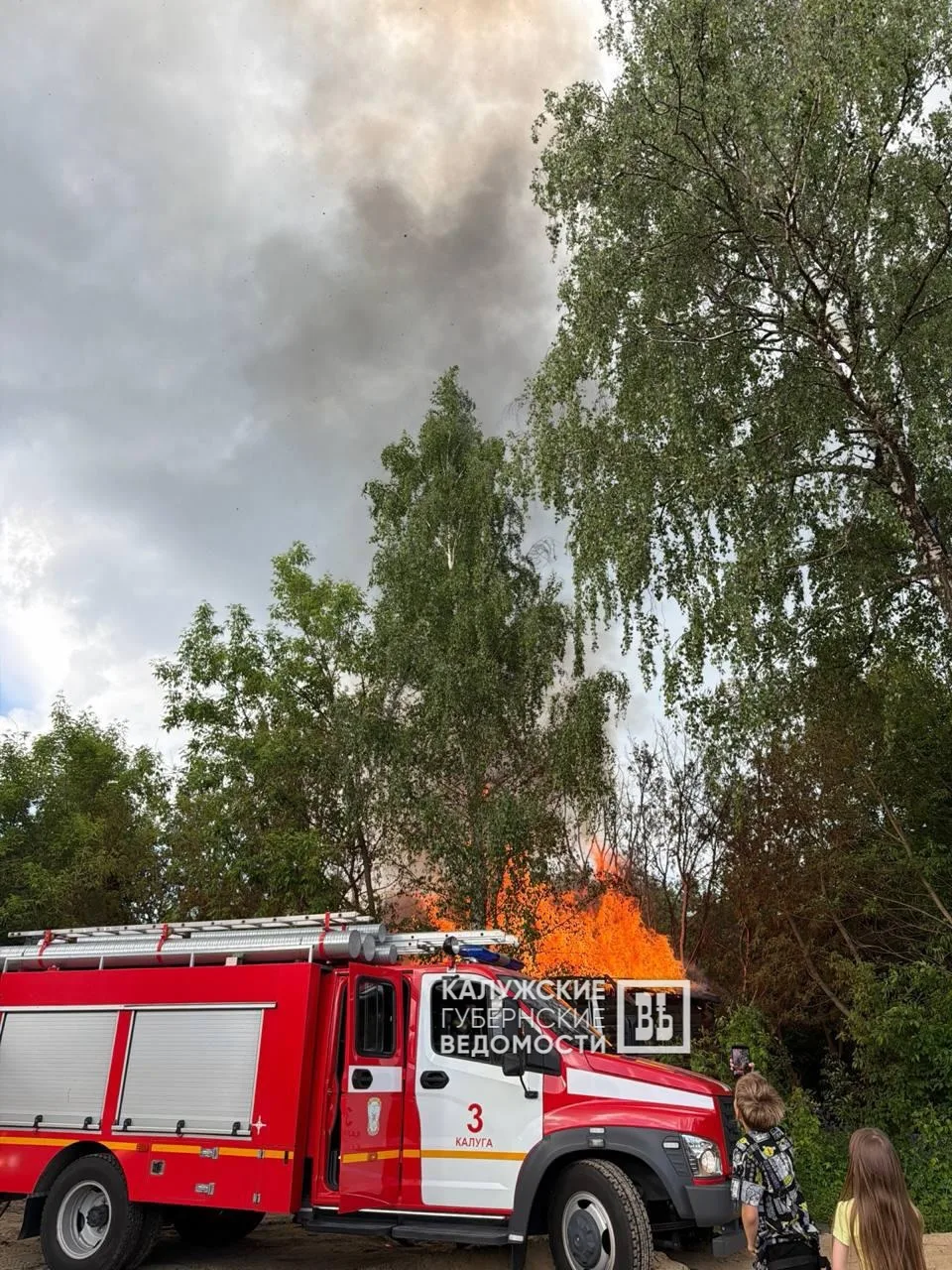 ⚡️Пожар в центре Калуги  Прямо сейчас на улице Рылеева в районе домов №67 и №69 и недалеко от сквера