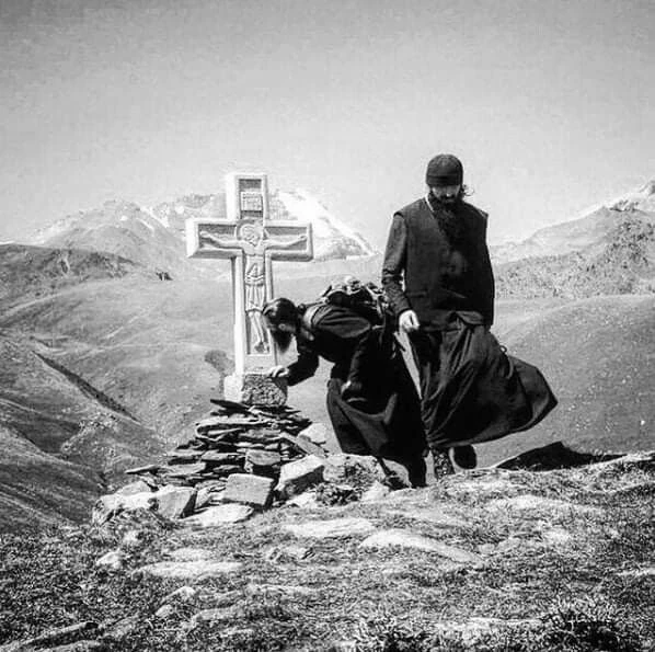 "Сила молитвы Иисусовой" заключается в Божественном имени Богочеловека, Господа и Бога ...