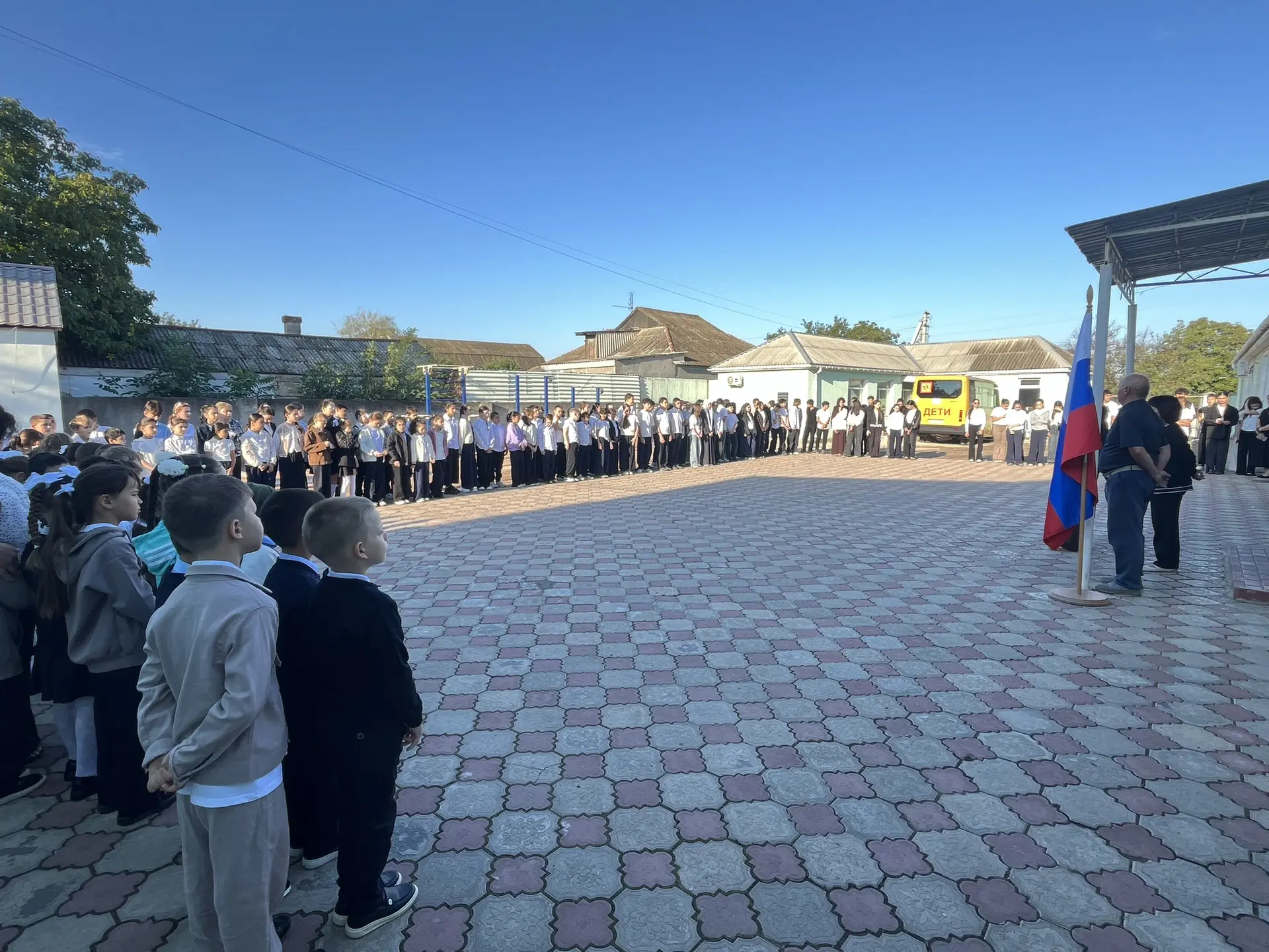 Традиционно новая учебная неделя в нашей школе началась с торжественной линейки, после ...