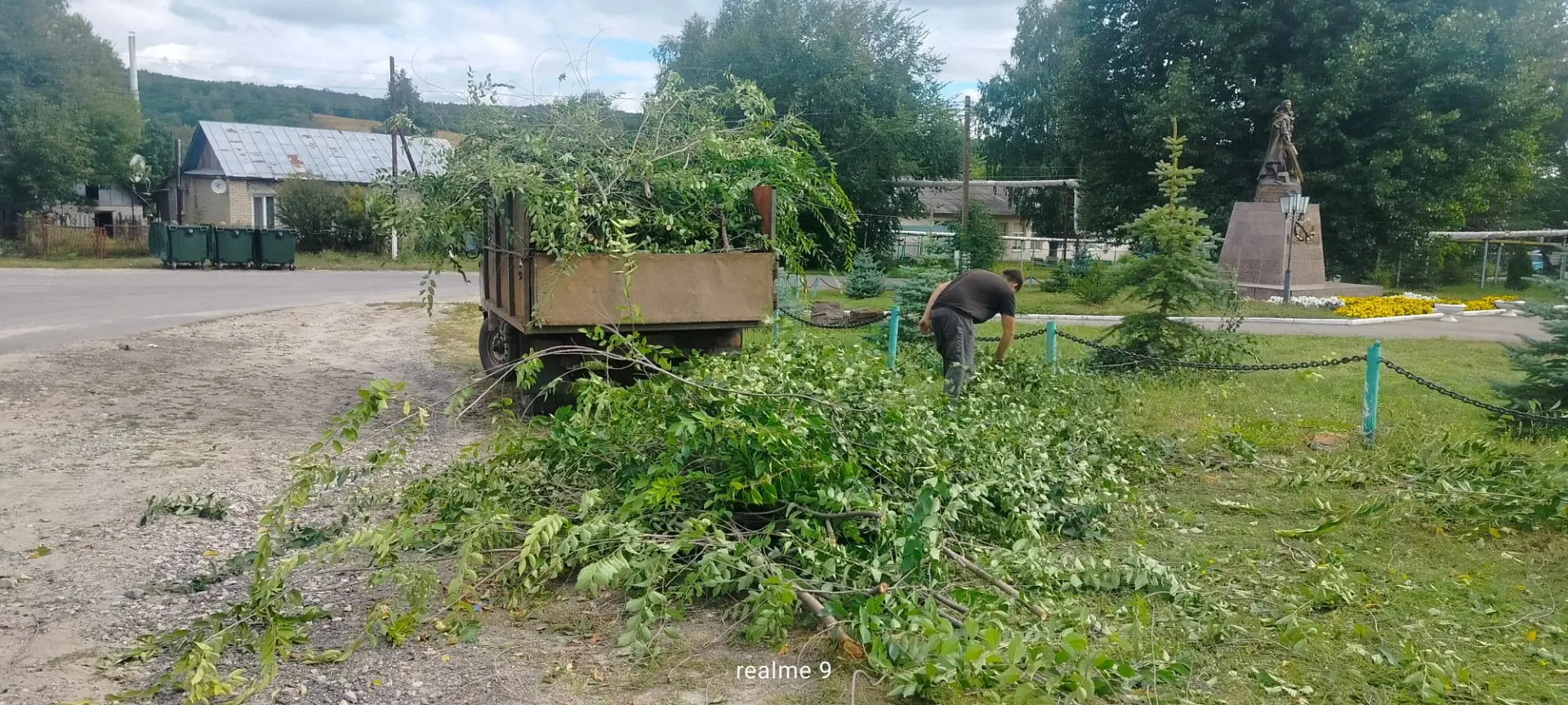 В селе Ягодная Поляна на территории сельского клуба подготовлена территория для установ...