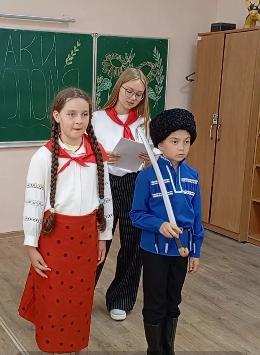 Вторая смена в "Ласточке" называется "В единстве - наша сила!", является тематической и посвящена Го