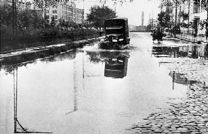 Как говорится, ничто не ново под луной. Вот и 90 лет назад Свердловск-Екатеринбург стра...