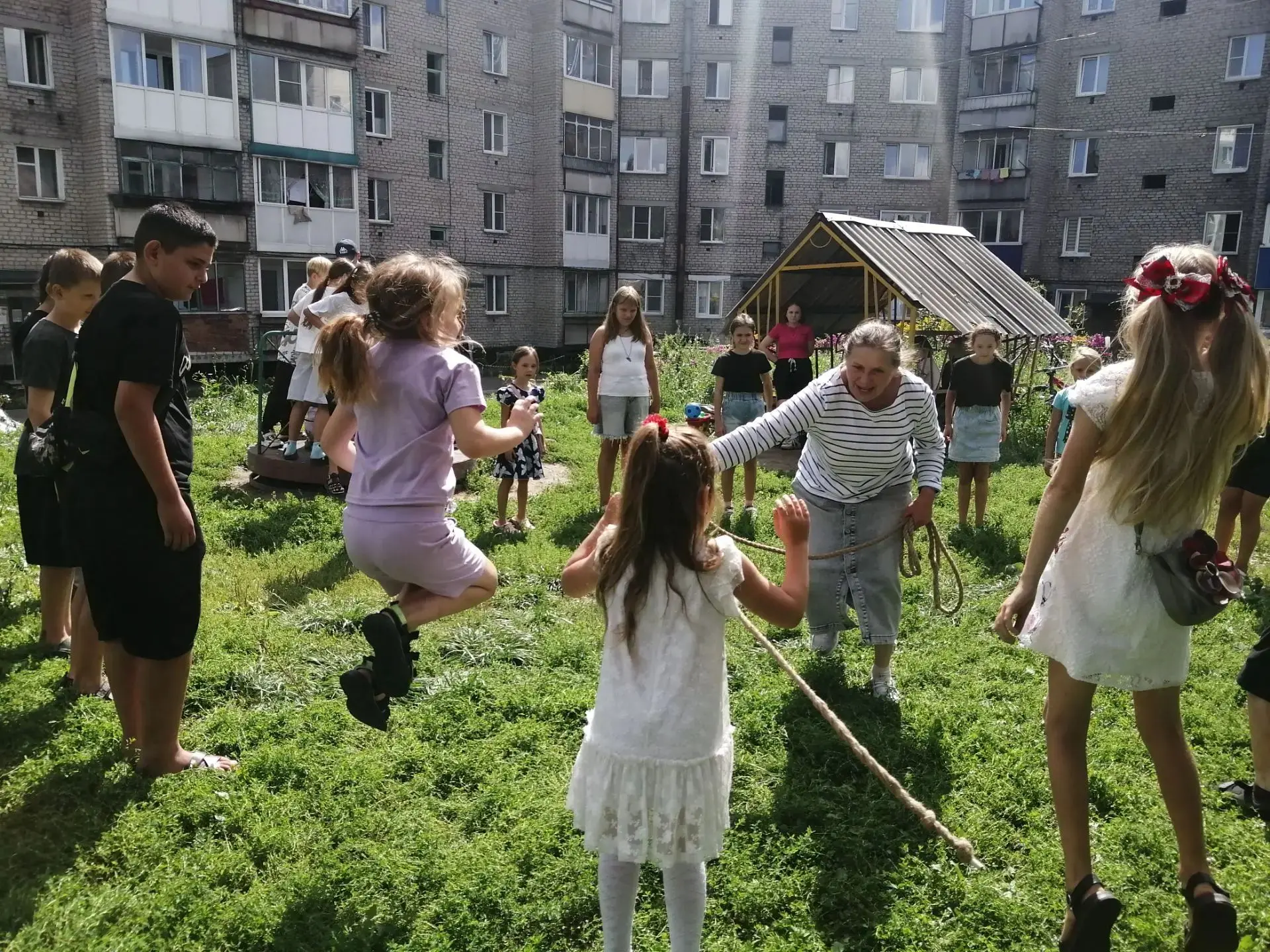 14 августа двор на улице Вокзальной, 53 звенел от детского смеха. 🏡 Для юных жителей м...
