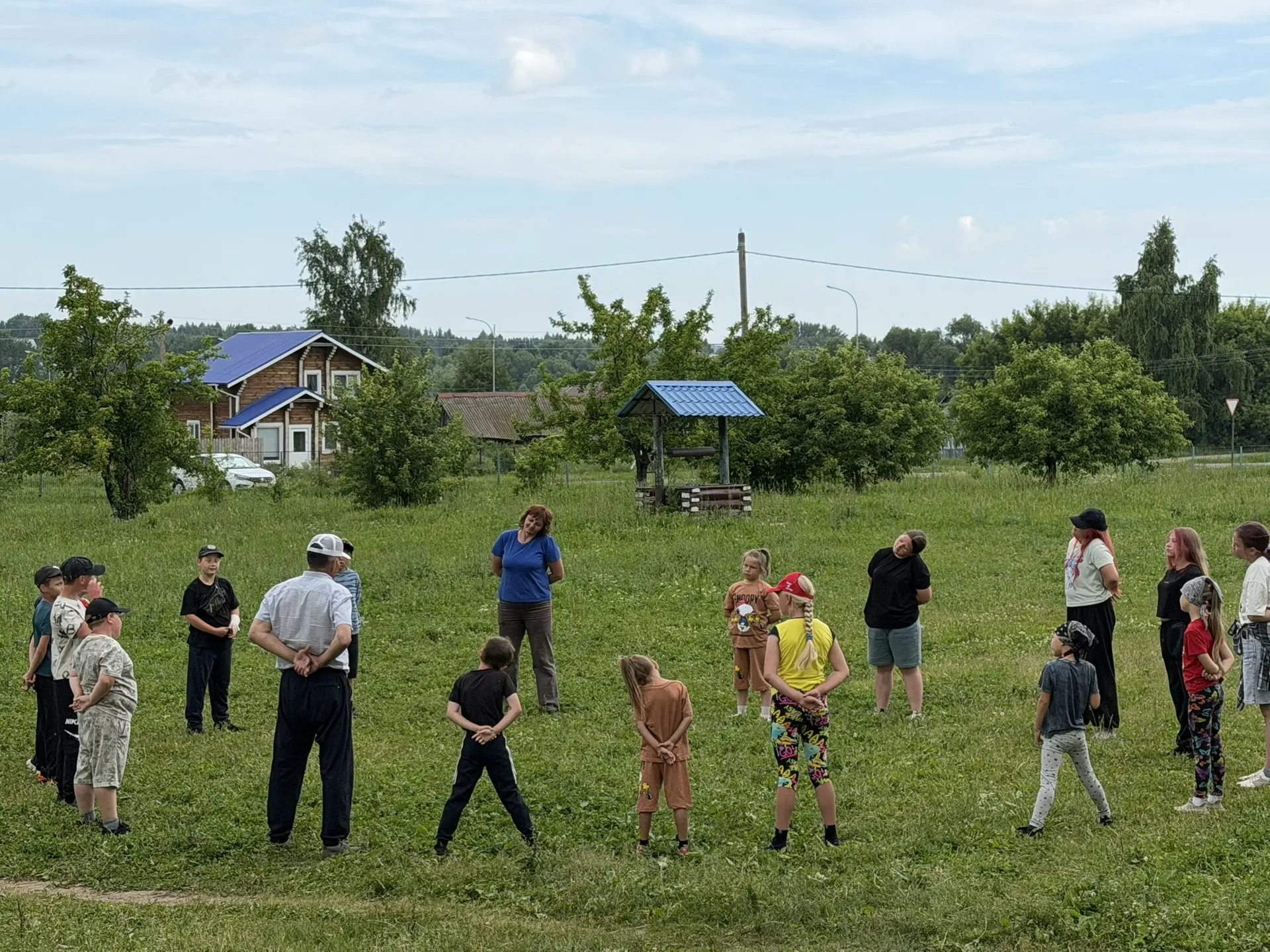 День в пришкольном лагере «Улыбка» начался бодро! Утренняя зарядка на свежем воздухе за...