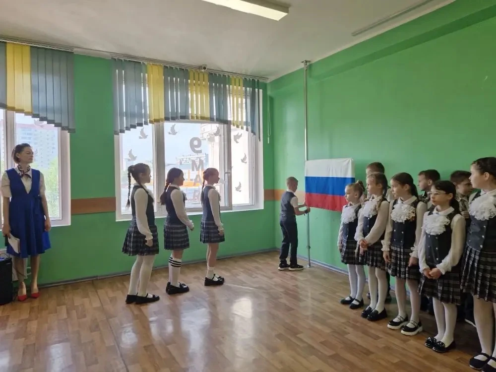 🇷🇺 Равнение на триколор!  Понедельник, 18 мая, в МБОУ СОШ № 9 начался с главного — торжественной лин