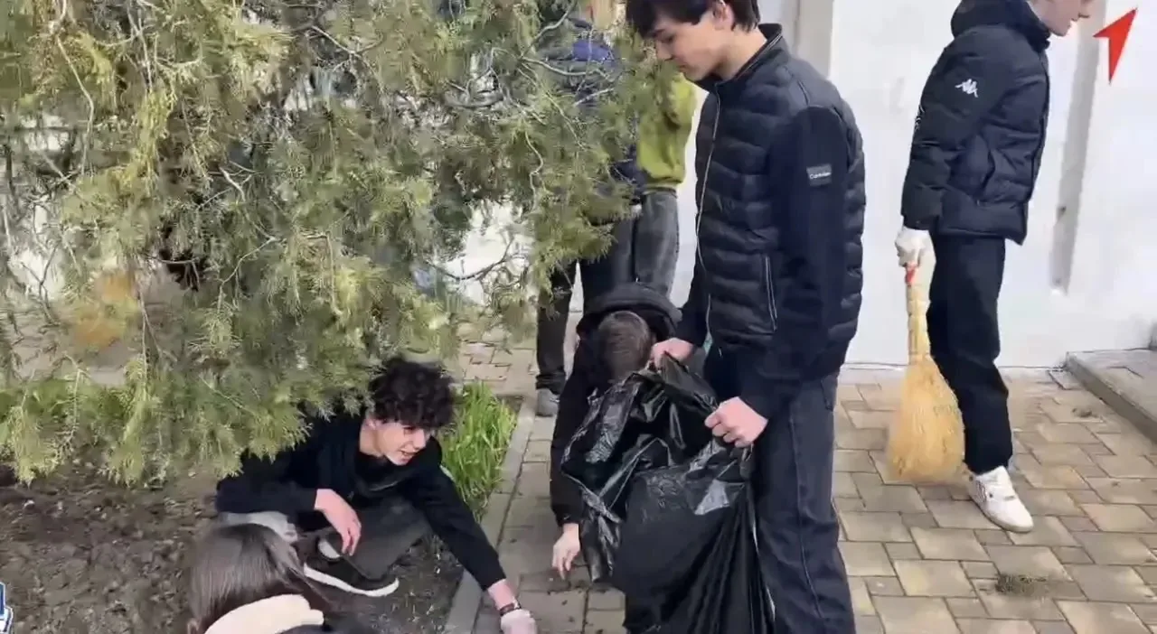 📢 Субботник в СОШ №1 прошел на «отлично»!  В пятницу дружно вышли на уборку: ученики, учителя, техпе