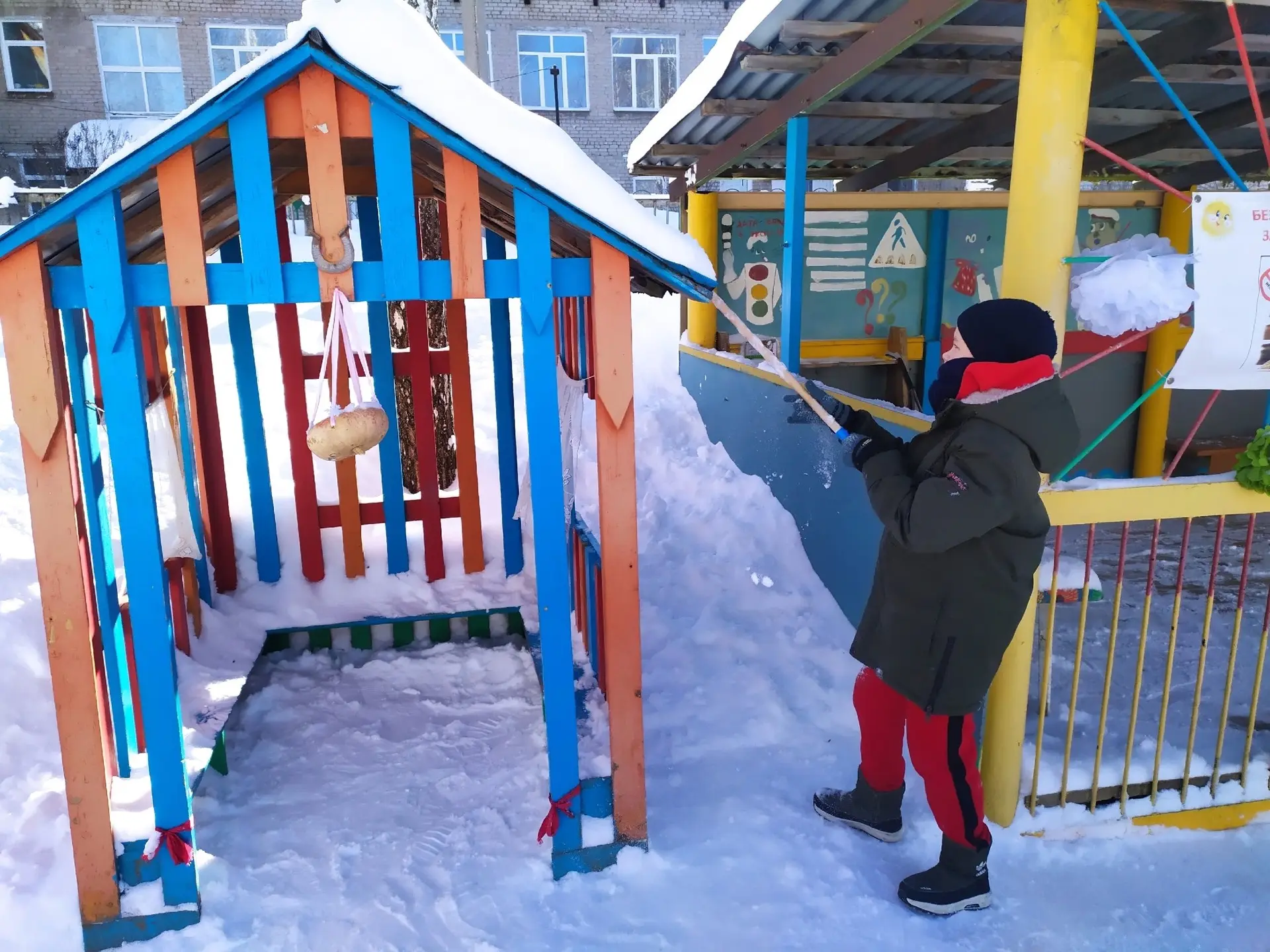 Четвероклассники показали пример заботы и  помощи  младшим ребятам  ❄️Мальчишки  из 4 А класса МАОУ 