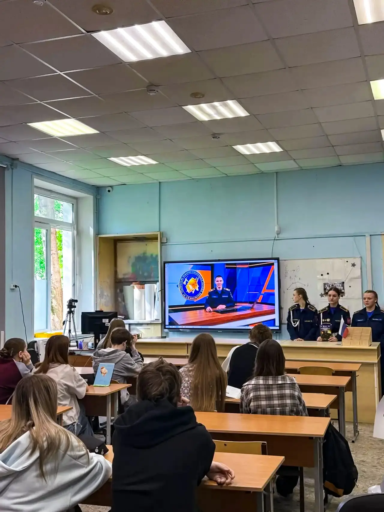 🚒 Спасателями не рождаются — ими становятся. А начинается всё с таких встреч.  В нашей школе прошло 