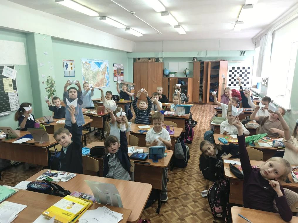 Очень здорово, что 8 мая ребята из 7в класса провели мастер-класс в начальной школе. Сделали своими 