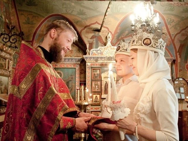 Молодая семья похожа на хрупкий росток. Для его жизни необходимы свет и тепло, которые бывают так сл