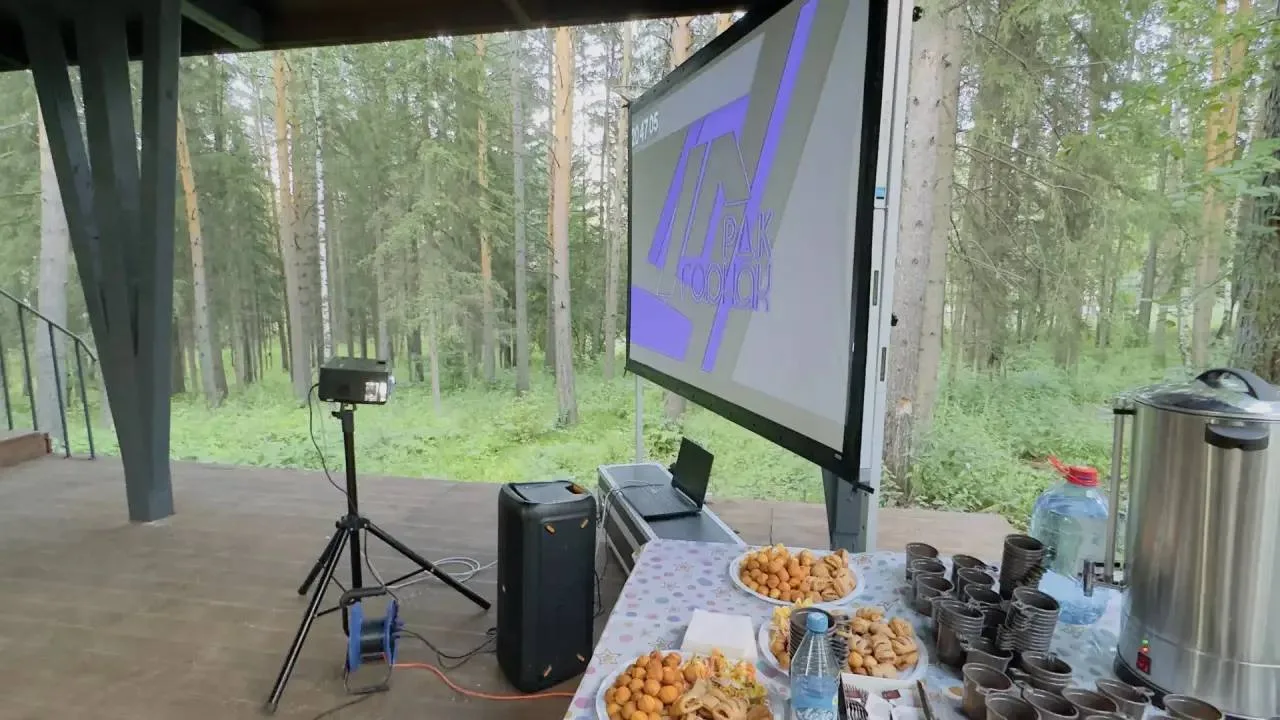 🎬 В амфитеатре «Сердце Железного города» состоялся кинопоказ на свежем воздухе.