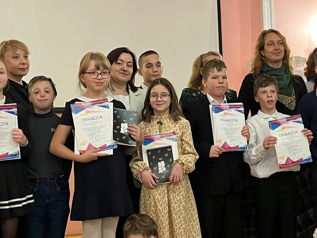 🏆💫🥈На городском конкурсе чтецов «Разукрасим мир стихами» нашу школу и Василеостровский район с досто