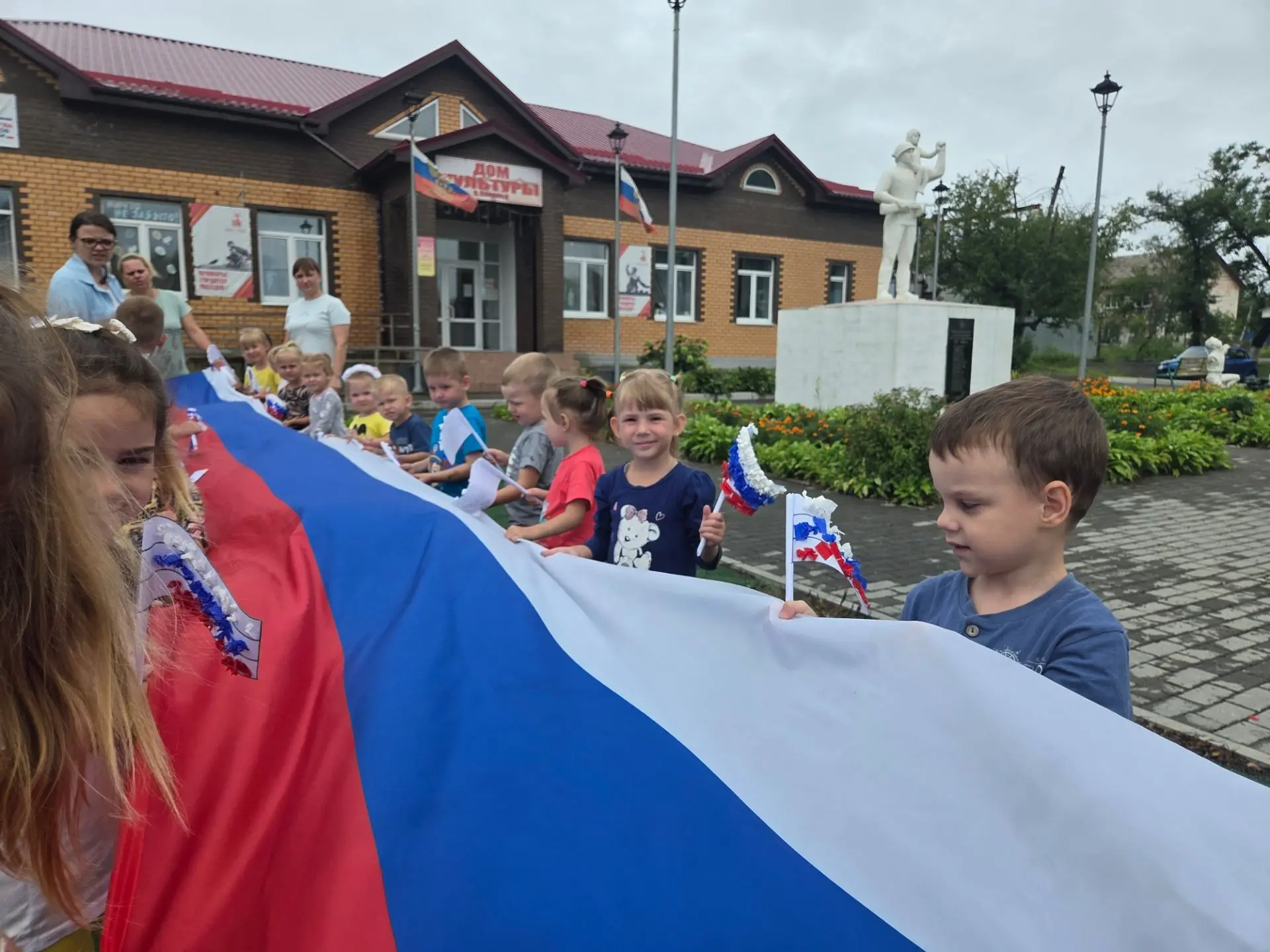 🇷🇺"Три цвета России" мастер -класс в Доме культуры посёлка Оленевод!🇷🇺